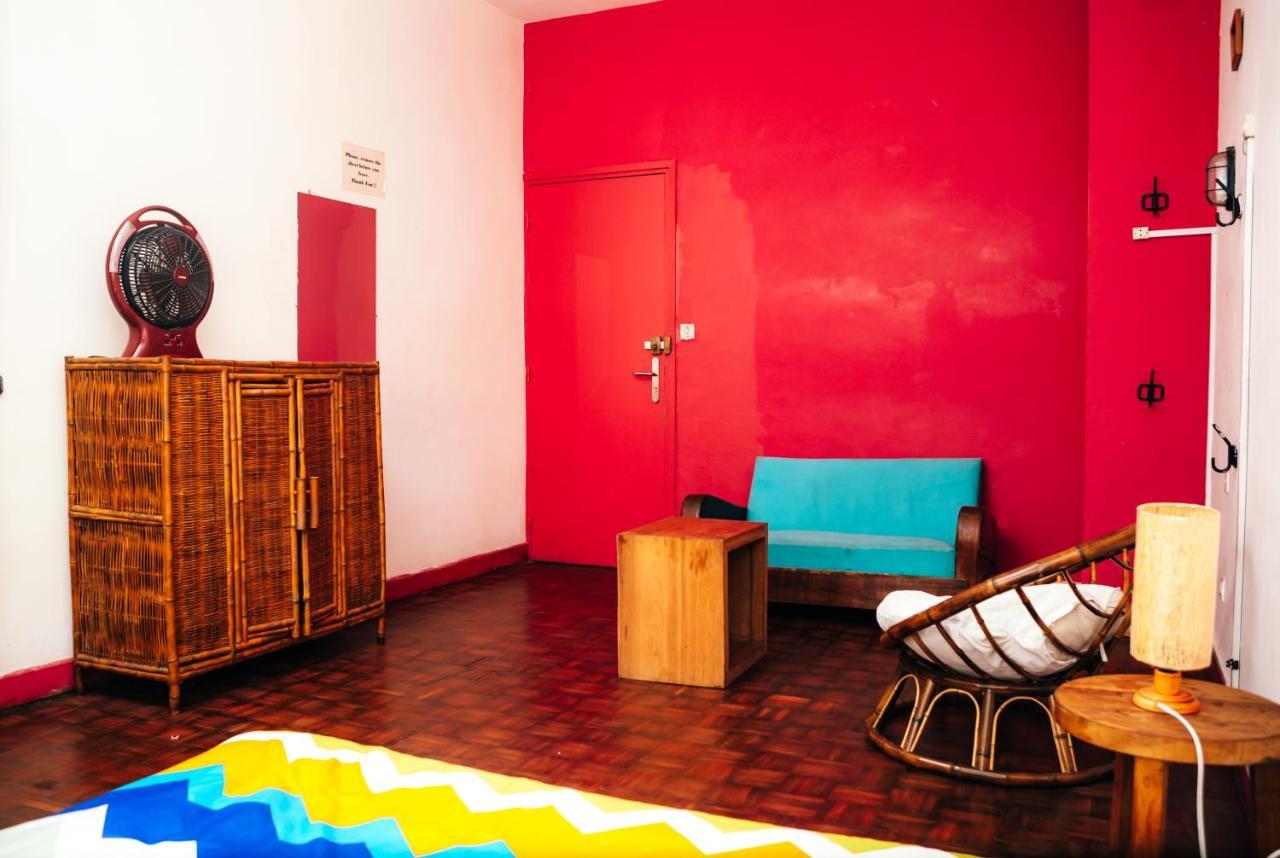 Madagascar Underground Hostel อันตานานารีโว ภายนอก รูปภาพ