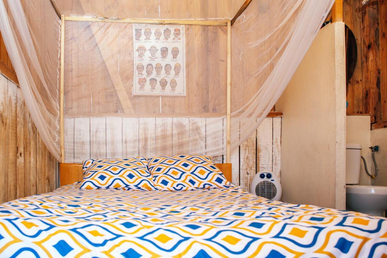 Madagascar Underground Hostel อันตานานารีโว ภายนอก รูปภาพ