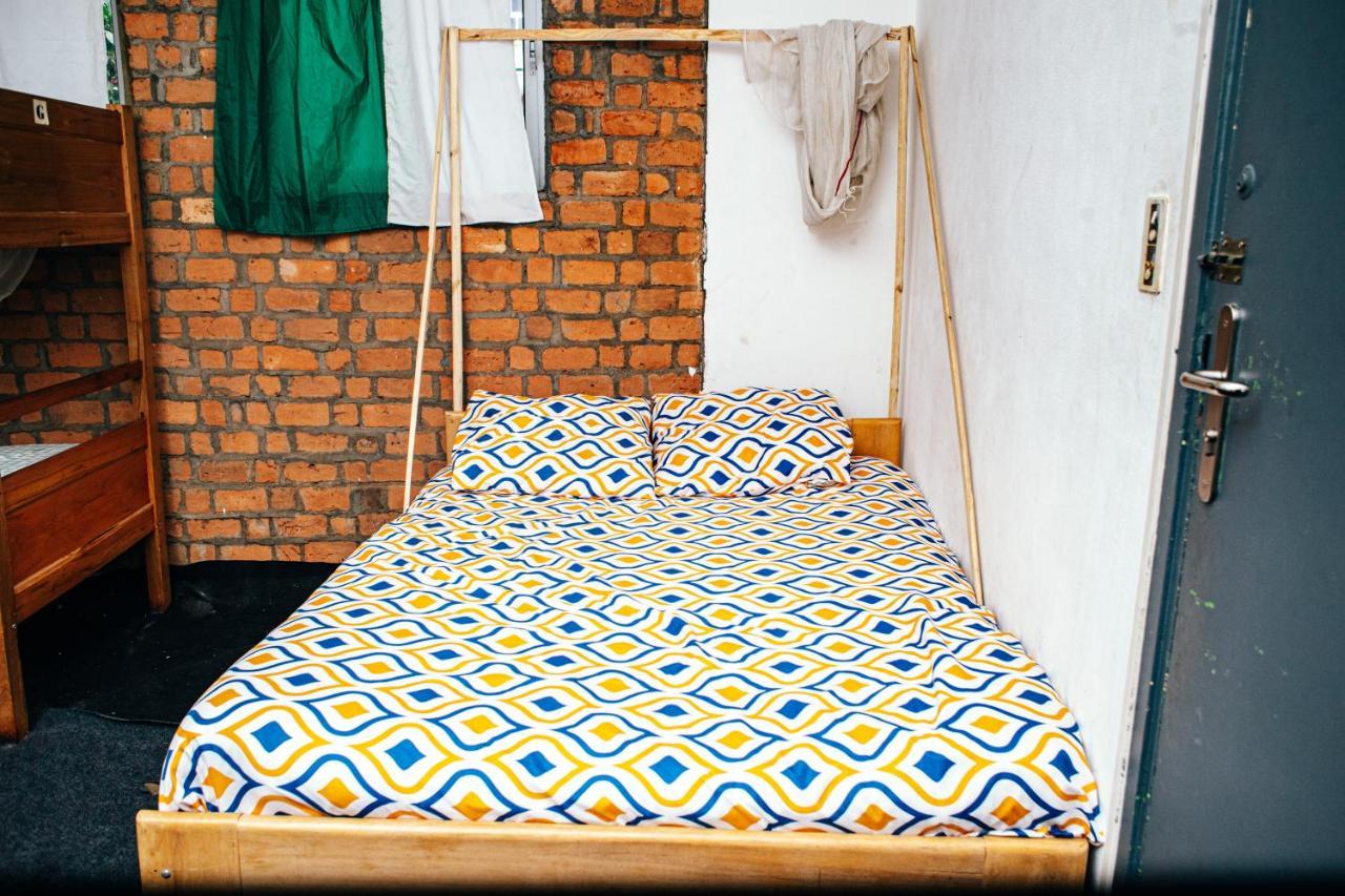Madagascar Underground Hostel อันตานานารีโว ภายนอก รูปภาพ