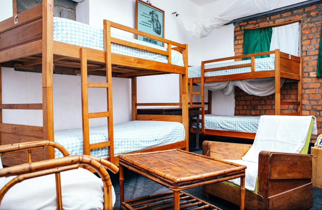 Madagascar Underground Hostel อันตานานารีโว ภายนอก รูปภาพ