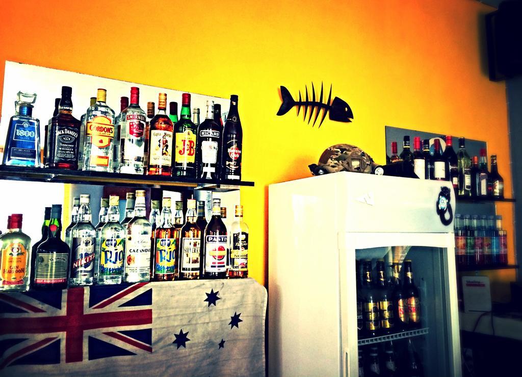 Madagascar Underground Hostel อันตานานารีโว ภายนอก รูปภาพ