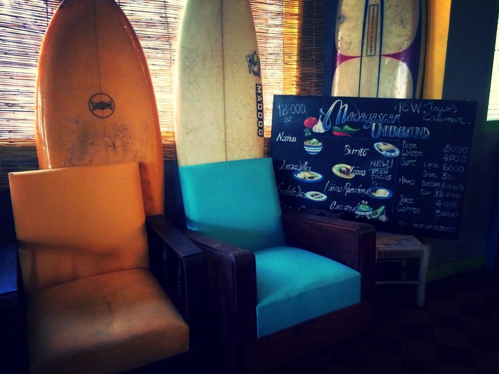 Madagascar Underground Hostel อันตานานารีโว ภายนอก รูปภาพ