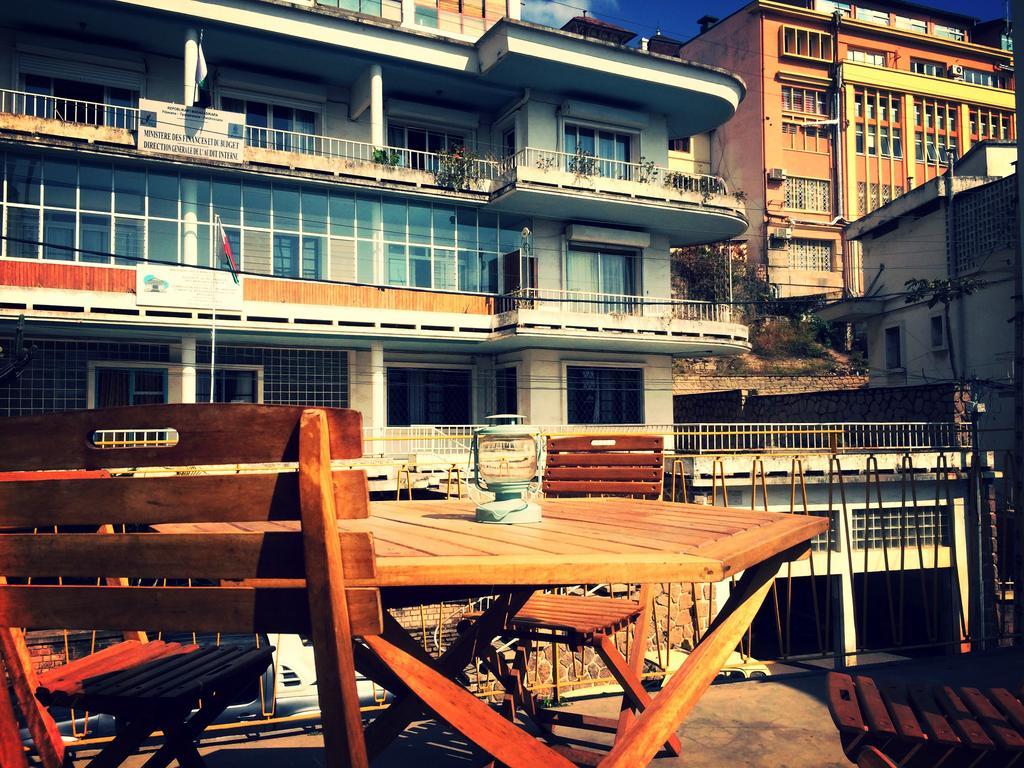 Madagascar Underground Hostel อันตานานารีโว ภายนอก รูปภาพ